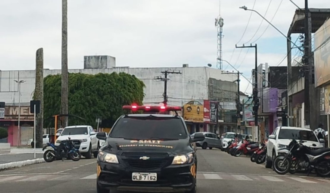 Homem xinga agentes de trânsito e é detido por desacato à autoridade, em Arapiraca