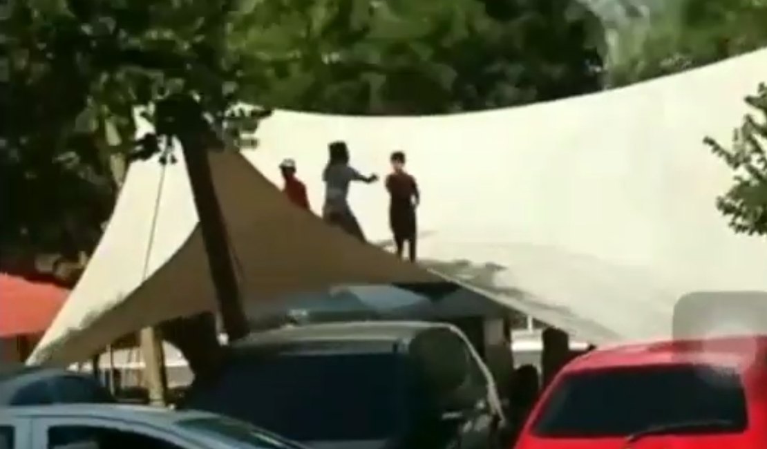 Vídeo. Adolescentes são flagrados pulando em cima de tenda no Parque Margarida Gonçalves, em Arapiraca