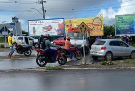 Duas pessoas ficam feridas em acidente entre carro e moto na AL-115, em Arapiraca