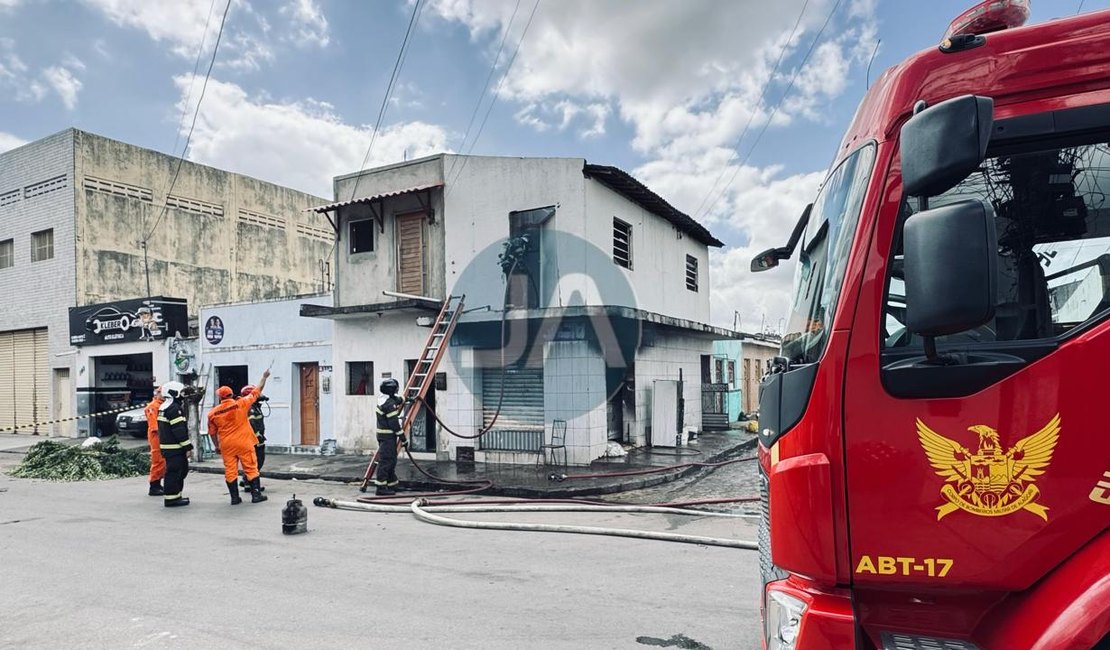 Oficina de conserto de eletrodomésticos pega fogo no bairro Alto do Cruzeiro
