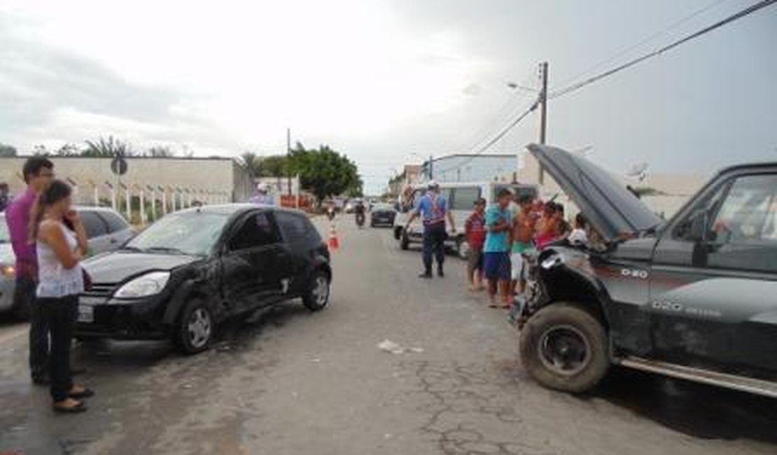 Falta de respeito à sinalização de trânsito provoca acidente em Arapiraca