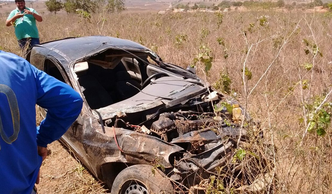 Homem com sinais de embriaguez capota carro e é socorrido para a UE, em Arapiraca