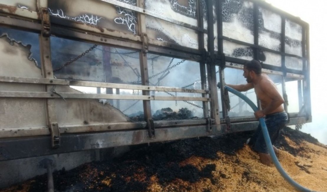 Carreta carregada de milho pega fogo em trecho da AL-220
