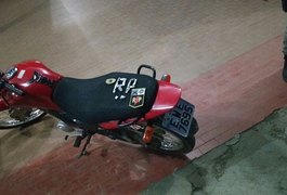 Adolescente é apreendido com motocicleta roubada no bairro Batingas, em Arapiraca
