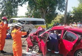 Acidente envolvendo Kombi e carro de passeio deixa dois feridos, em AL