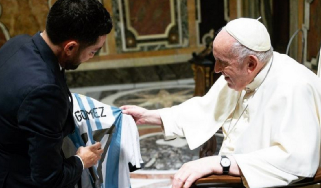 Papa Francisco abençoa camisa da Argentina antes da final