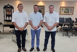 Prefeito de Feira Grande apresenta solicitações ao governador de Alagoas durante reunião