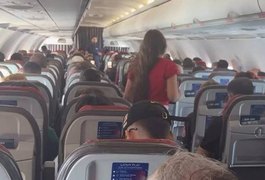 Pastora mirim de 10 anos é contida por comissários ao pregar em voo