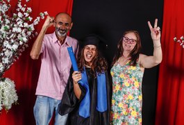 Pedagoga que usou uniforme de trabalho da mãe na formatura se inspirou na força feminina