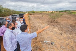 Luciano Barbosa e secretário de Estado avaliam terreno para construção do aeroporto de Arapiraca