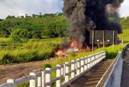 Vídeo. Carreta capota e incendeia em trecho da BR-101, no interior de AL