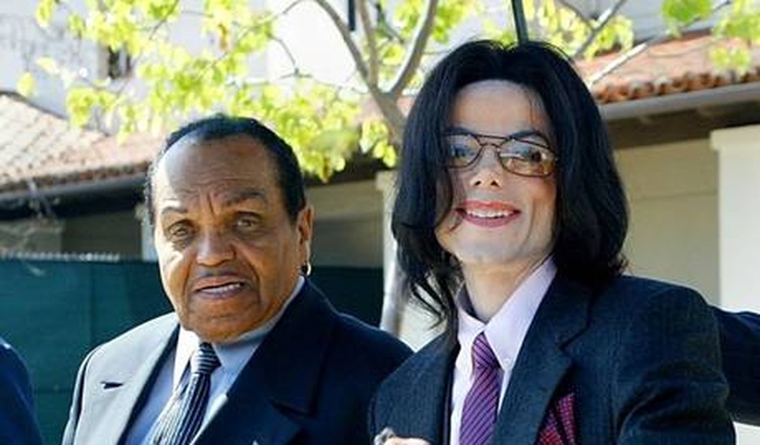 Livro revela que Michael Jackson fez cirurgias plásticas para não ficar parecido com o pai