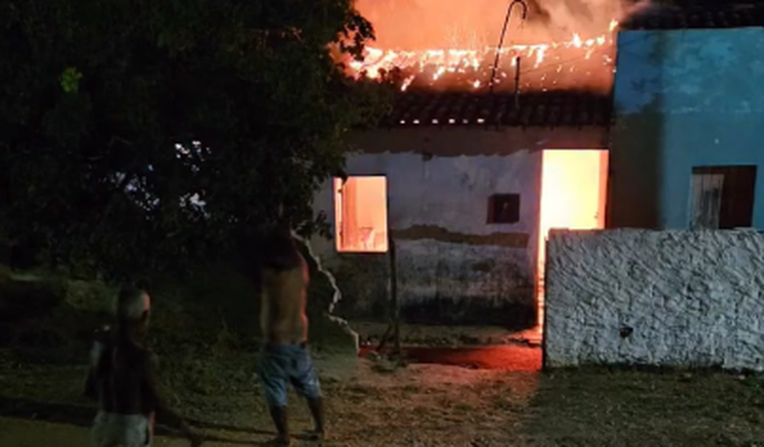 Homem ameaça e agride esposa, provoca incêndio na residência do casal e é preso em Penedo