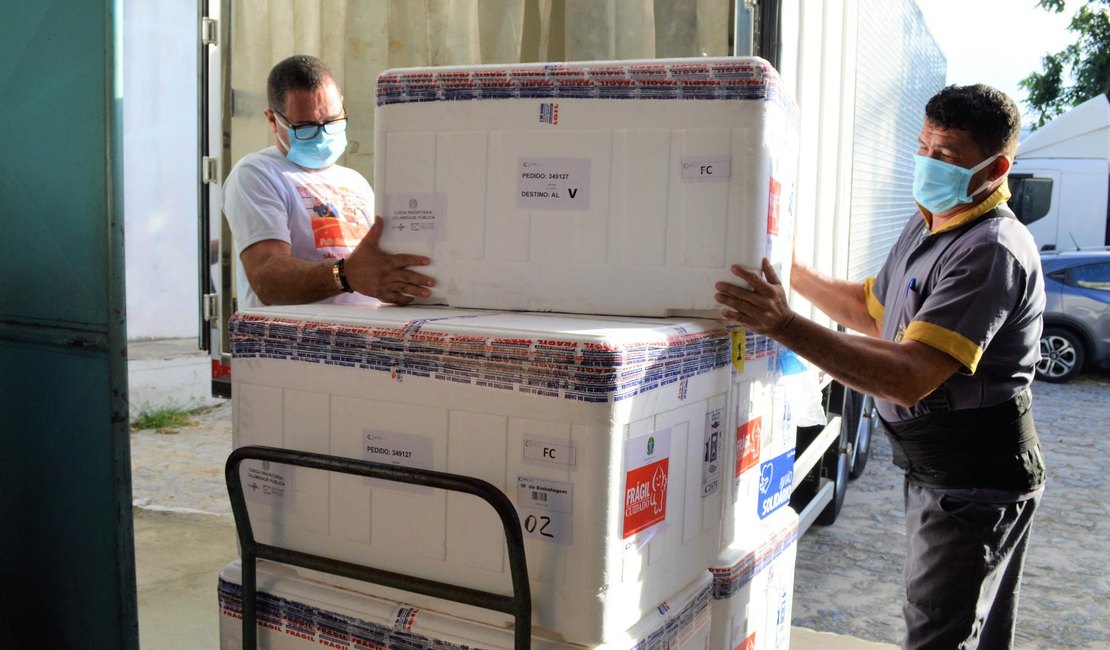Alagoas recebe mais de 54 mil doses de imunizantes contra a Covid-19 nesta quinta-feira (9)