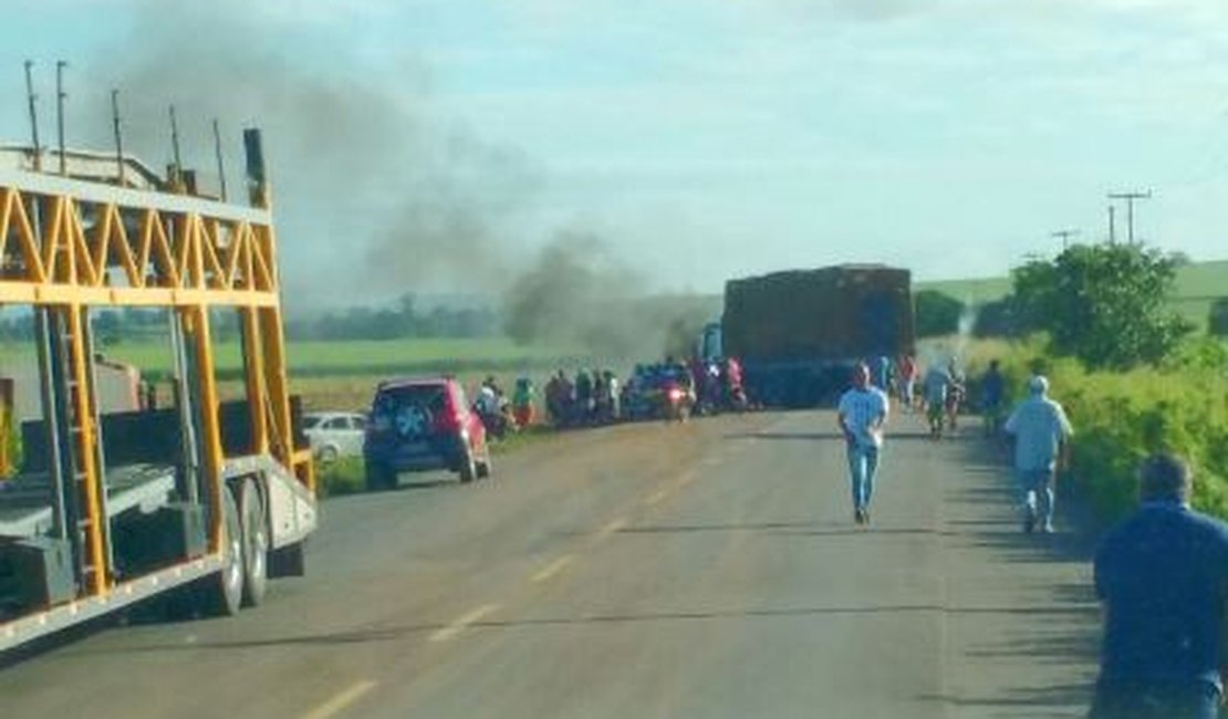 Moradores de São Sebastião fecham rodovia e reivindicam redutores de velocidade