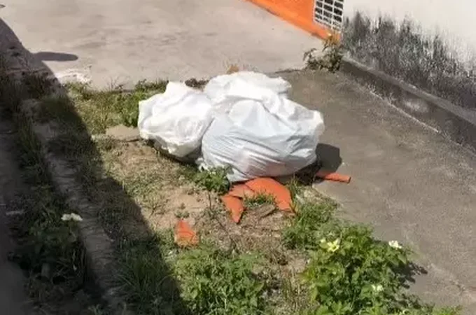 Bebê é encontrado morto dentro de sacola de lixo em Delmiro Gouveia