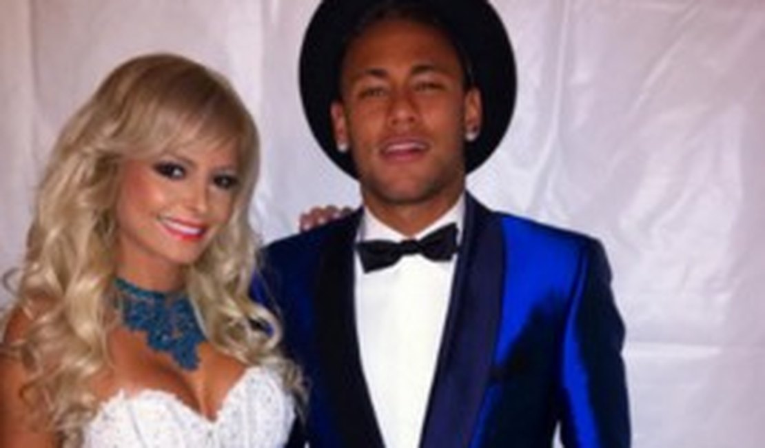 Ring girl ‘chegada’ de Neymar passa a virada com o craque: ‘Barbie e Ken’