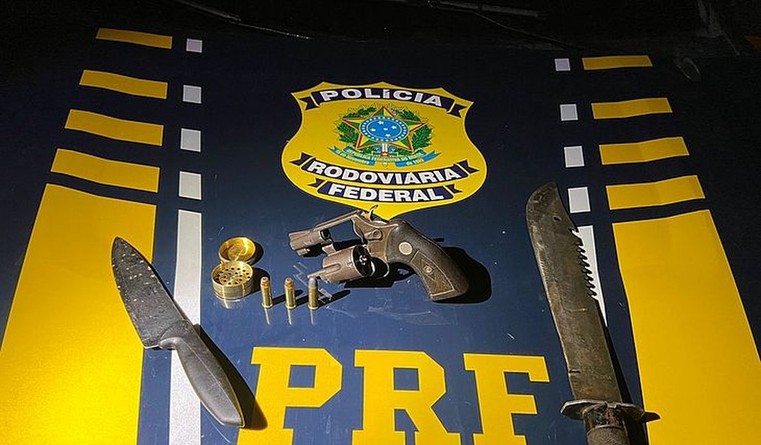 Homem é preso após polícia encontrar facões e arma de fogo em veículo no interior de Alagoas
