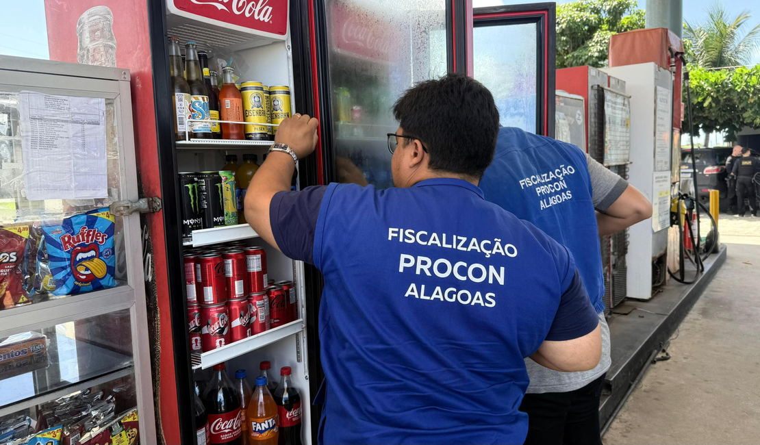 Procon-AL autua postos de combustíveis e apreende produtos vencidos na operação Consumo Seguro