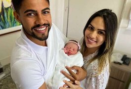 Jogador do Náutico faz parto da filha em portaria de prédio