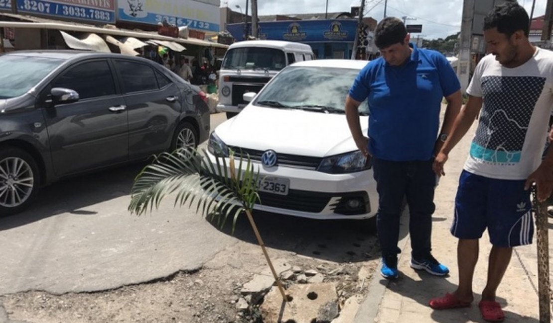 Veículo cai em bueiro aberto no bairro da Levada, em Maceió