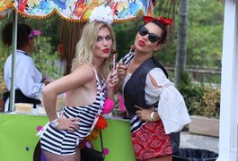 Fernanda Souza e Ludmila Dayer emendam bloco com feijoada