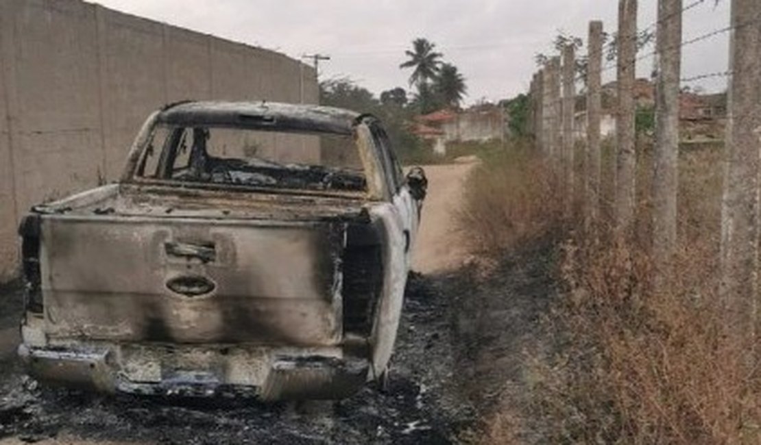 Veículo fica completamente carbonizado após incêndio, em estrada rural