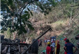 Imagens mostram acidente grave de ônibus que caiu de ribanceira na Serra da Barriga; número de feridos ainda é desconhecido