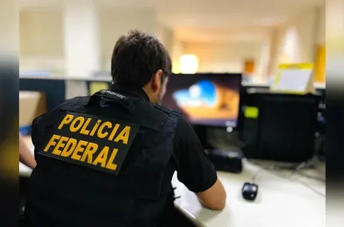 PF flagra passageiro com anabolizantes e emagrecedores em mala
