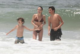 Aos 46 anos, Gabriela Duarte chama atenção dos fãs pelo corpo jovial em dia de praia