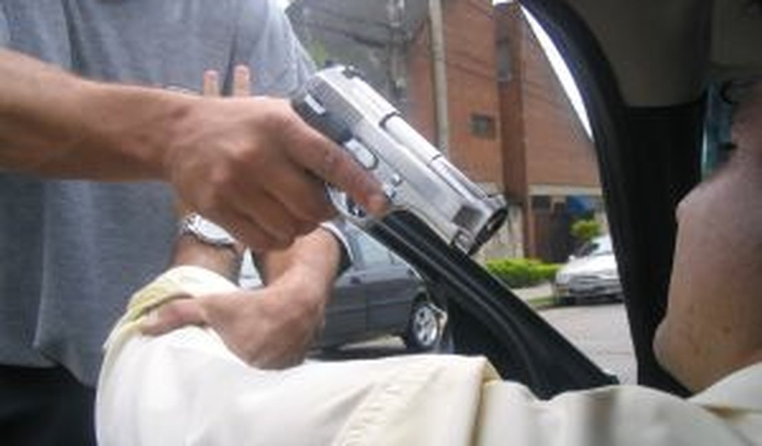 Homem armado rende mulher e rouba motocicleta em Arapiraca