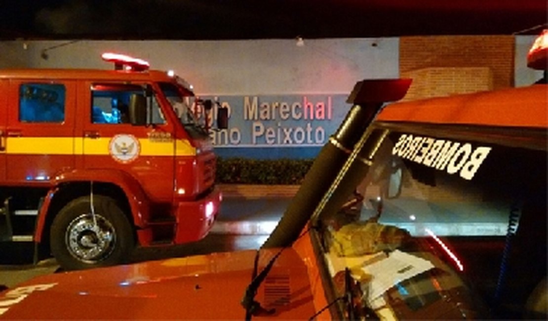 Incêndio atinge Colégio Marechal Floriano Peixoto e derruba teto de salas