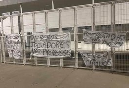 Torcedores do ASA protestam com faixas nos portões do Fumeirão, em Arapiraca