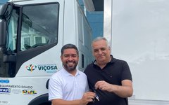 Alfredo Gaspar entrega caminhão frigorífico e trator para Viçosa