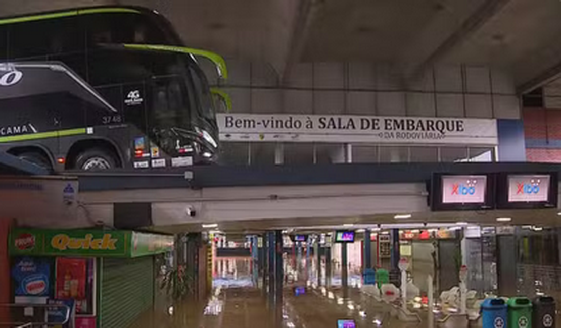 Nível do Rio Guaíba atinge 4,50 metros e águas invadem ruas e rodoviária de Porto Alegre