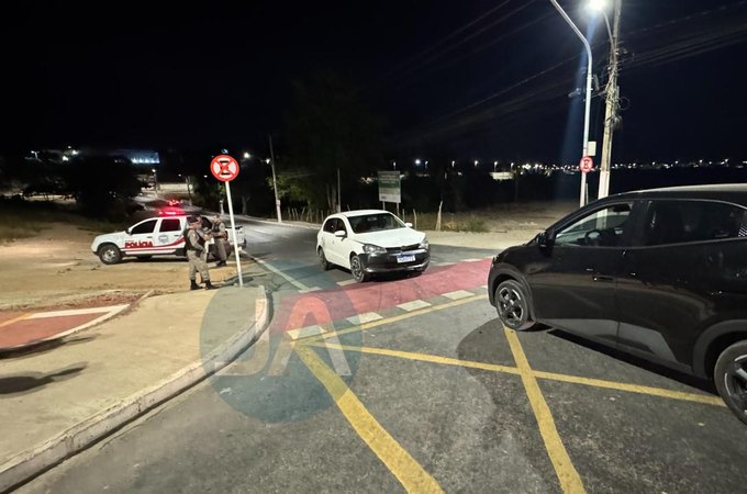 Motorista trafega na contramão e colide com carro elétrico em Arapiraca