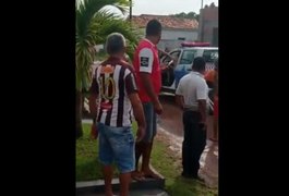 Vídeo. Homem ateia fogo em residência e foge em viatura da PM