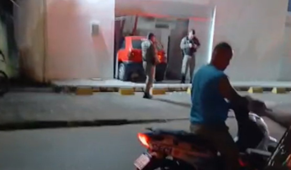 Carro desgovernado invade agência do Bradesco em Atalaia