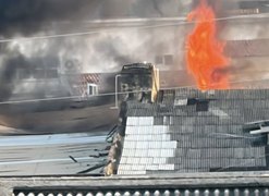 Incêndio de grandes proporções atinge imóvel abandonado em Maceió