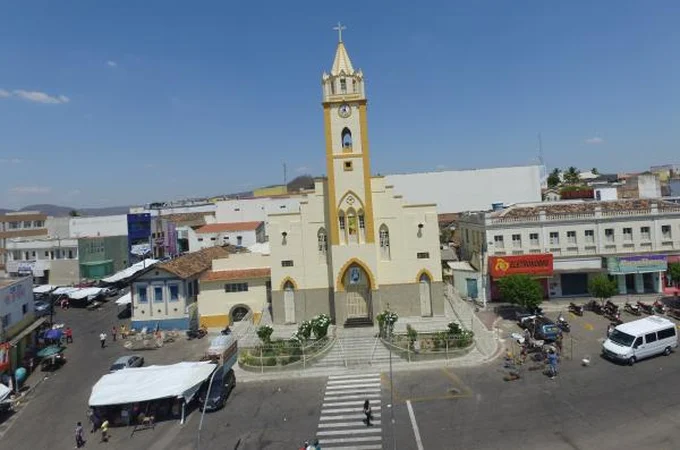 Mulher ameaça vizinha e diz que beberia o sangue dela após degolá-la, em Santana do Ipanema