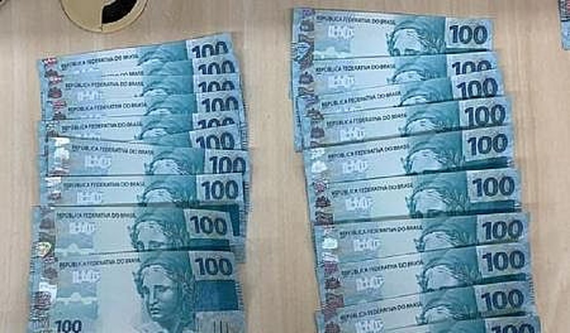 Mulher é presa após receber R$ 8 mil em notas falsas