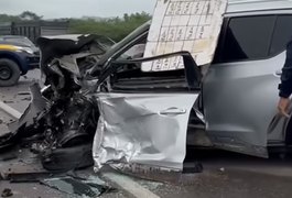 Mulher é socorrida após grave acidente entre dois carros na BR-316, em Palmeira dos Índios