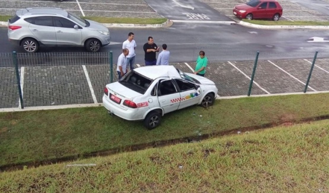 Duas pessoas ficam feridas após taxi capotar em Maceió
