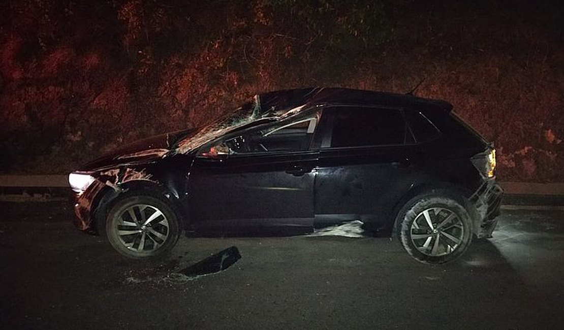 Colisão seguida de capotamento deixa homem ferido na AL 105, em Maceió