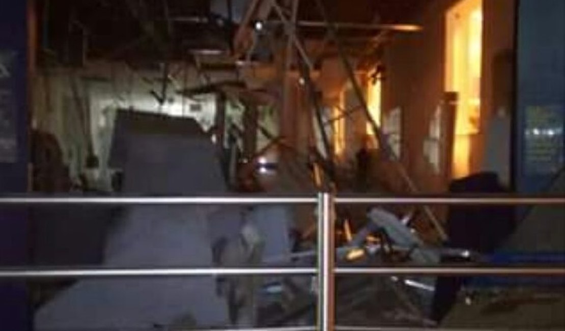 Bandidos explodem agência bancária e incendeiam automóvel, em Pão de Açúcar