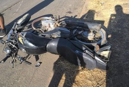 Jovens ficam feridos após colisão entre carro e moto em rodovia alagoana