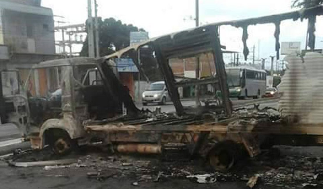 Assalto a empresa de valores termina em tiroteio e carros incendiados, em Recife