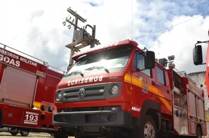 Biomédica fica ferida após capotamento na BR-104, em Branquinha