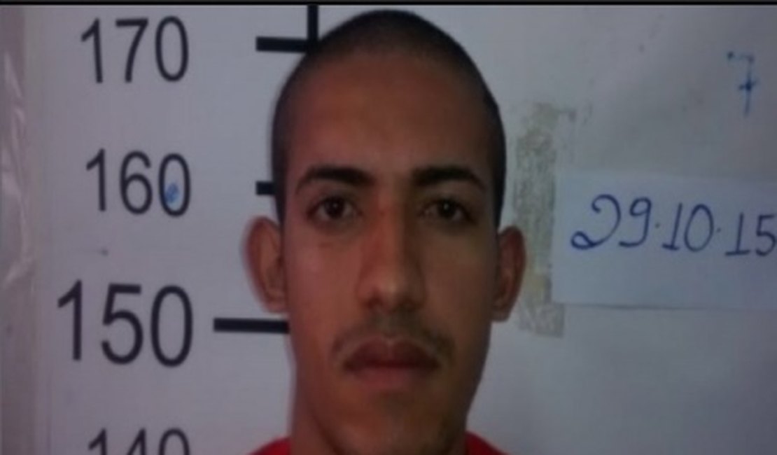 Detento troca de roupa e foge pelo portão principal de Presídio de Segurança Máxima