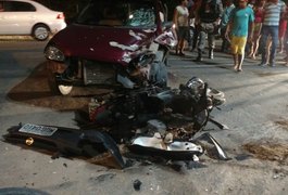 Motociclista fica ferido após colidir contra carro no Bosque das Arapiracas